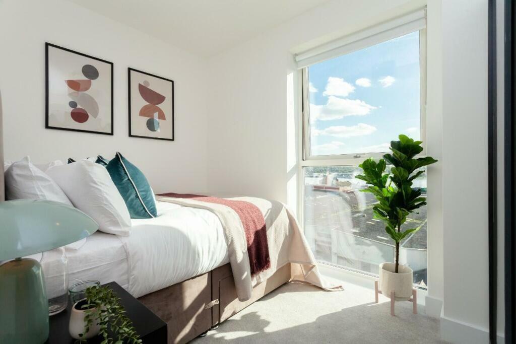 Deluxe Double Bed In Shared Near Canary Wharf, Airport & O2 Arena With Thames View * London