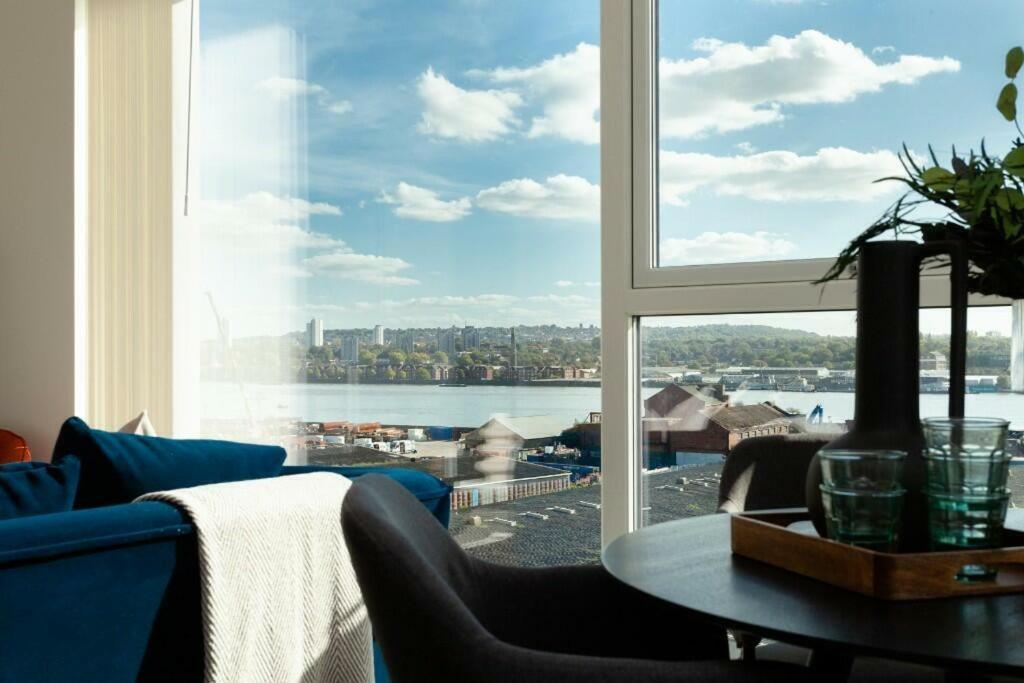 Deluxe Double Bed In Shared Near Canary Wharf, Airport & O2 Arena With Thames View London