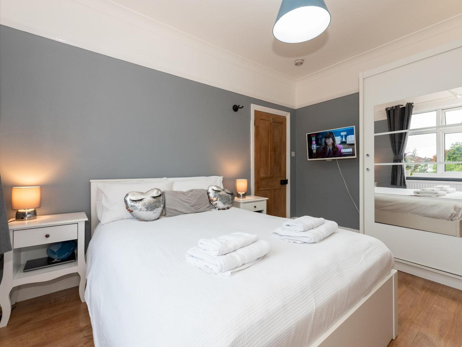 Spacious 4-bed House Direct Link To Pass The Keys Holiday home *