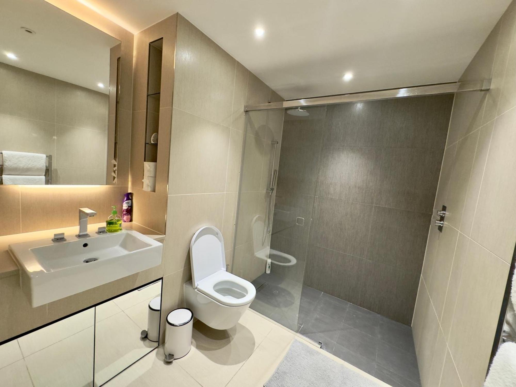 Modern Close To Tower Bridge, Sky Garden, Train And Much London