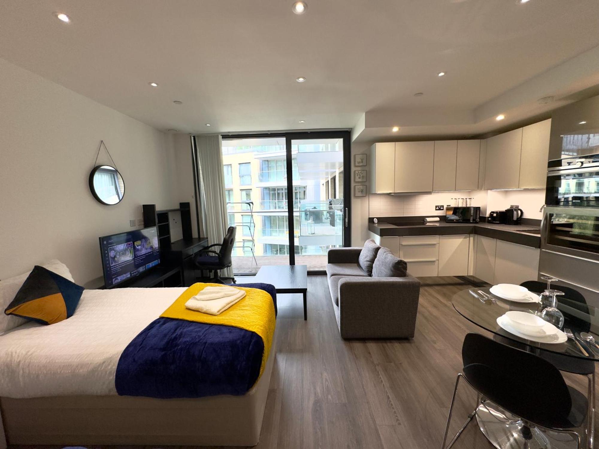 Modern Close To Tower Bridge, Sky Garden, Train And Much