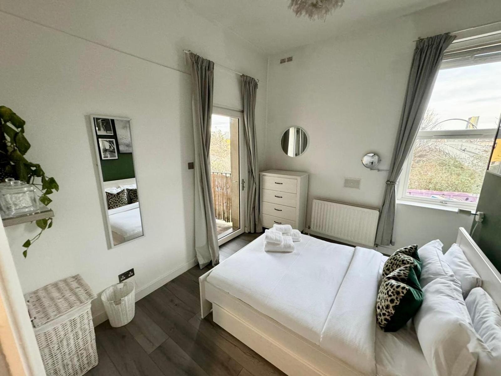 Spacious Modern 1-bed Near Victoria Park Apartamento