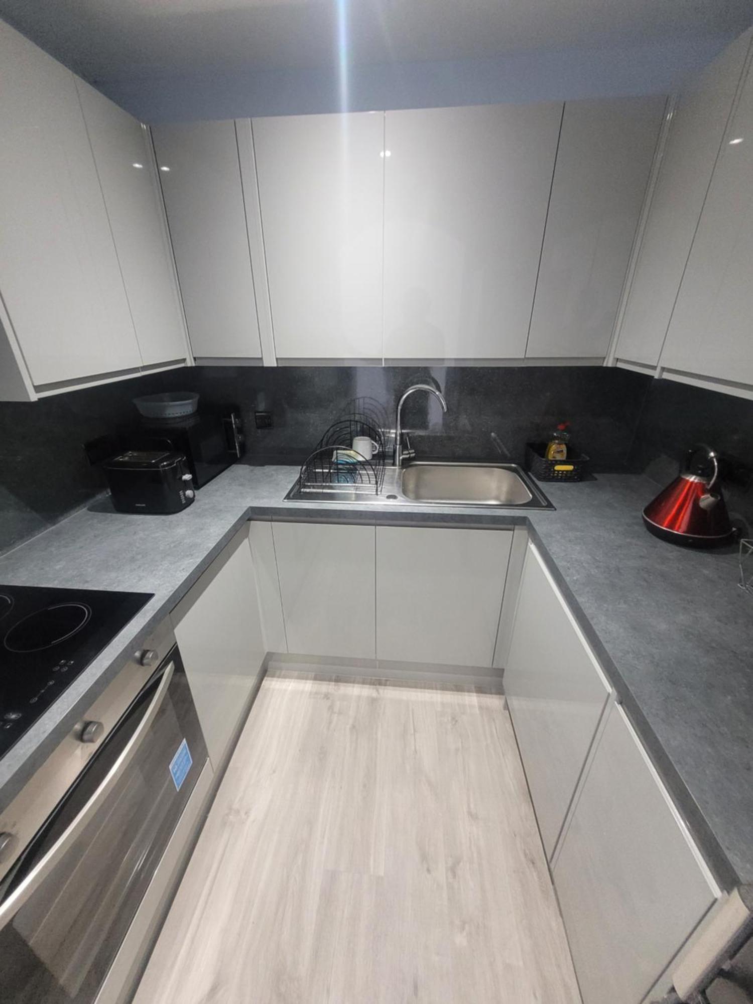Hospedagem domiciliar Private Rm In A 2 Bed Near 4 Train Stations *
