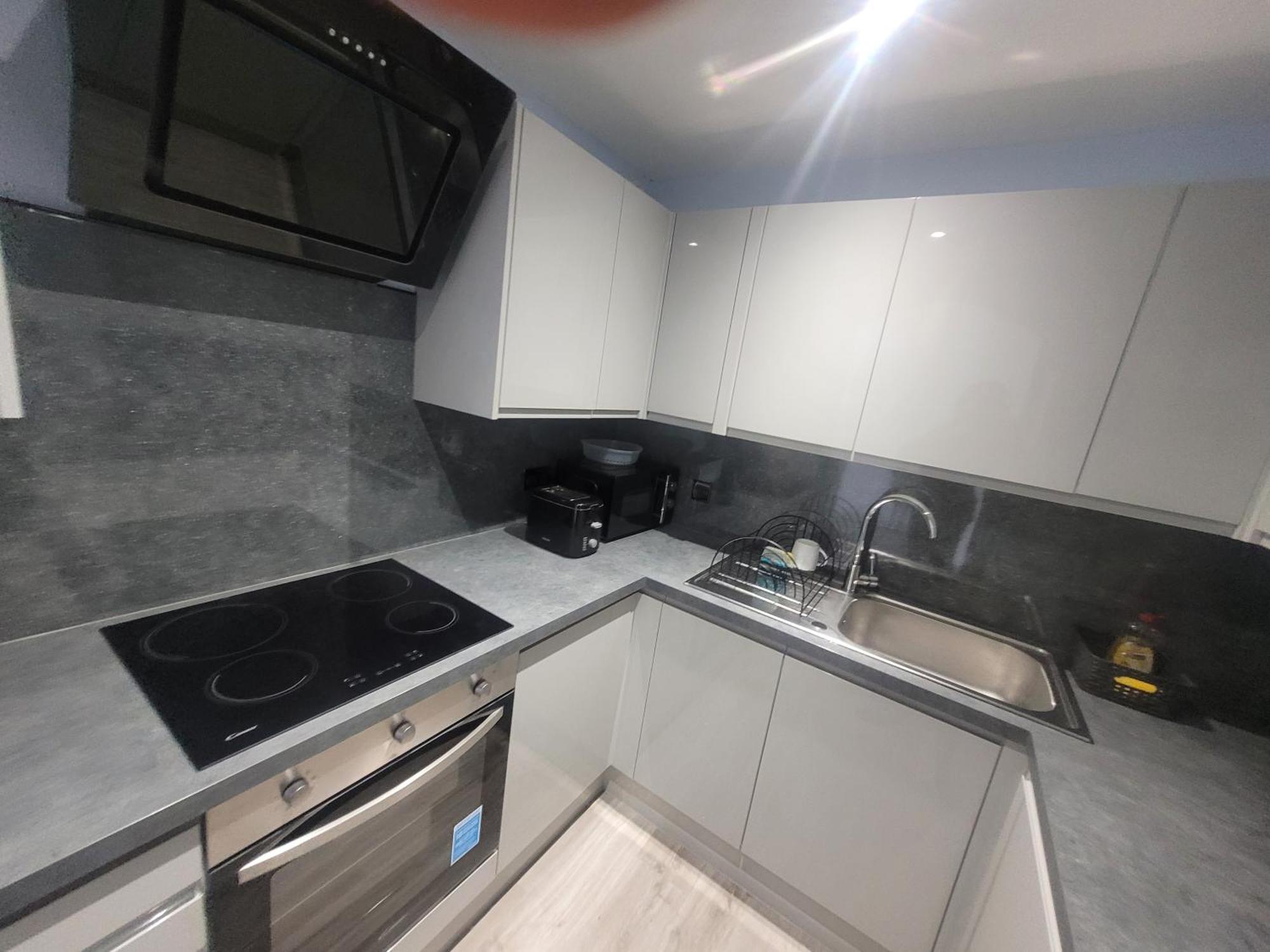 Hospedagem domiciliar Private Rm In A 2 Bed Near 4 Train Stations