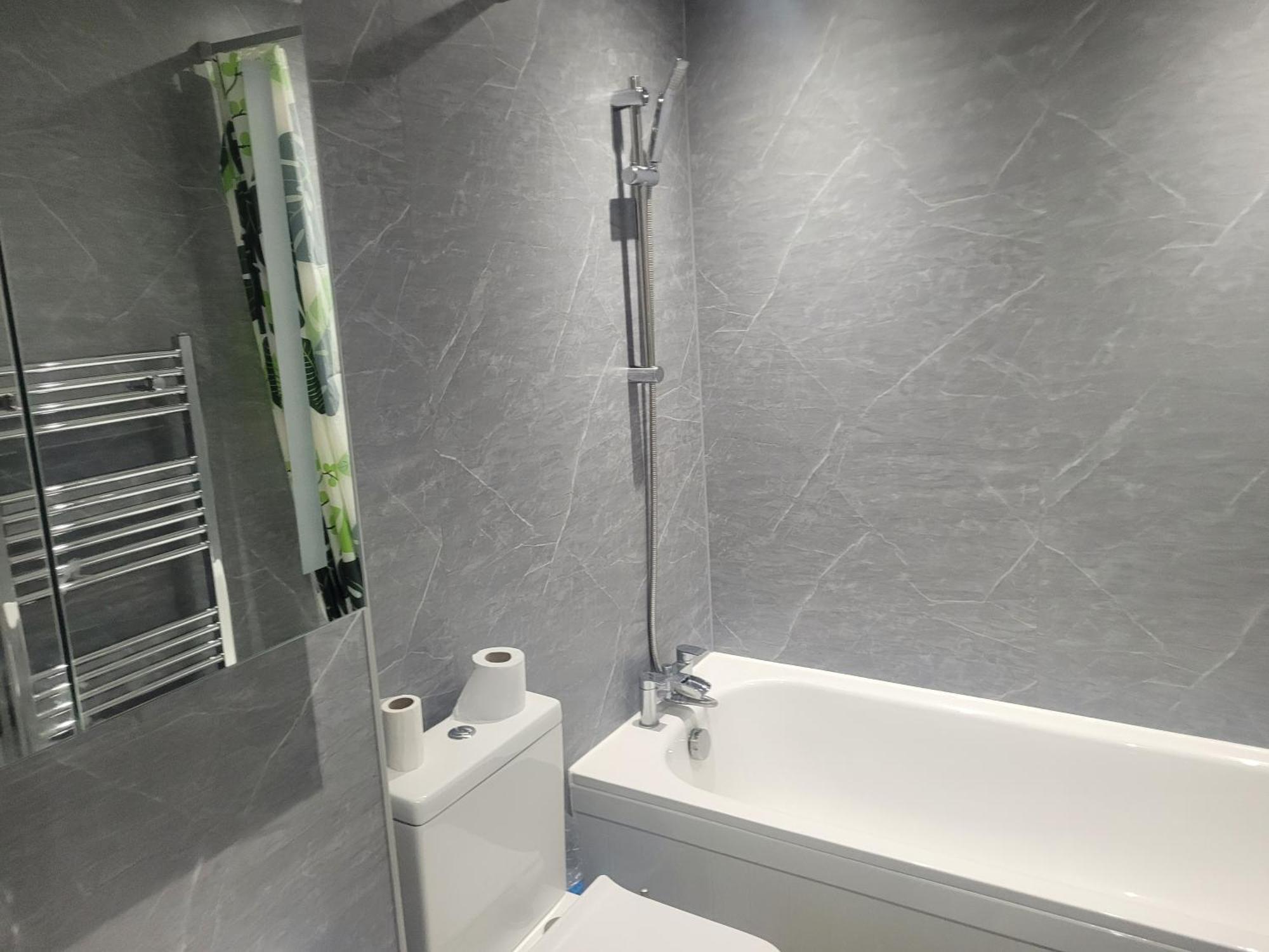 Hospedagem domiciliar Private Rm In A 2 Bed Near 4 Train Stations *
