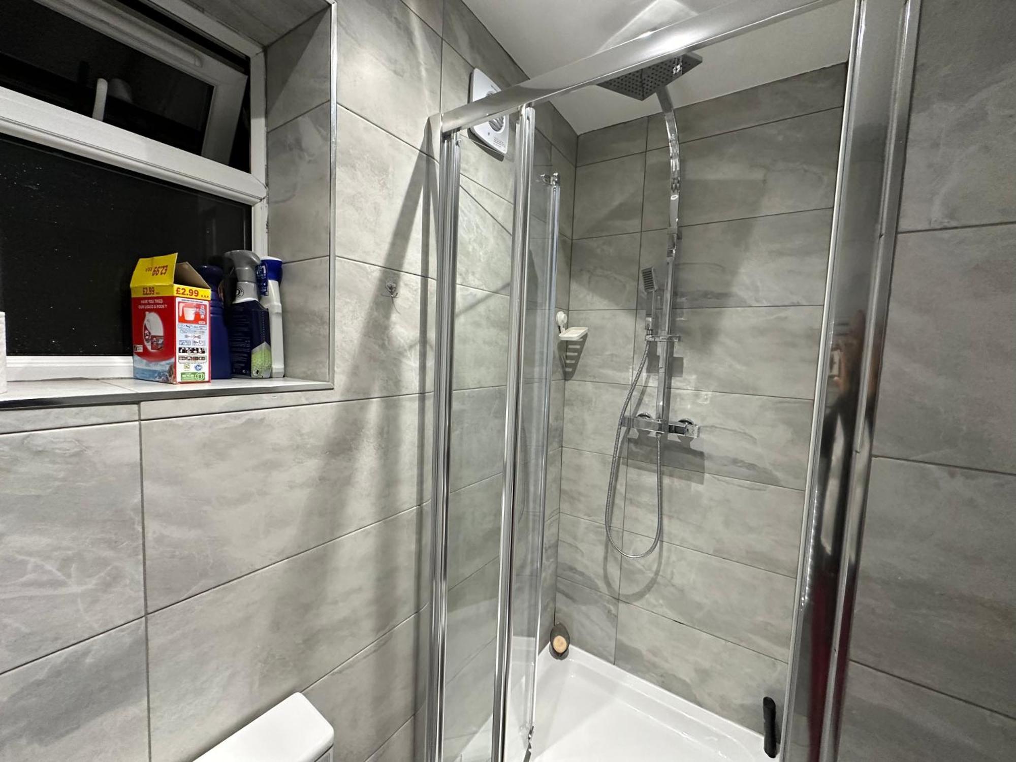 Apartment 4th Flat With Private Own Bathroom A Luxury Family Setup And Furnished With Double Bed A Double Futon-sofa Bed A Single Futon Bed A Baby Cot And Garden And Free Parking London