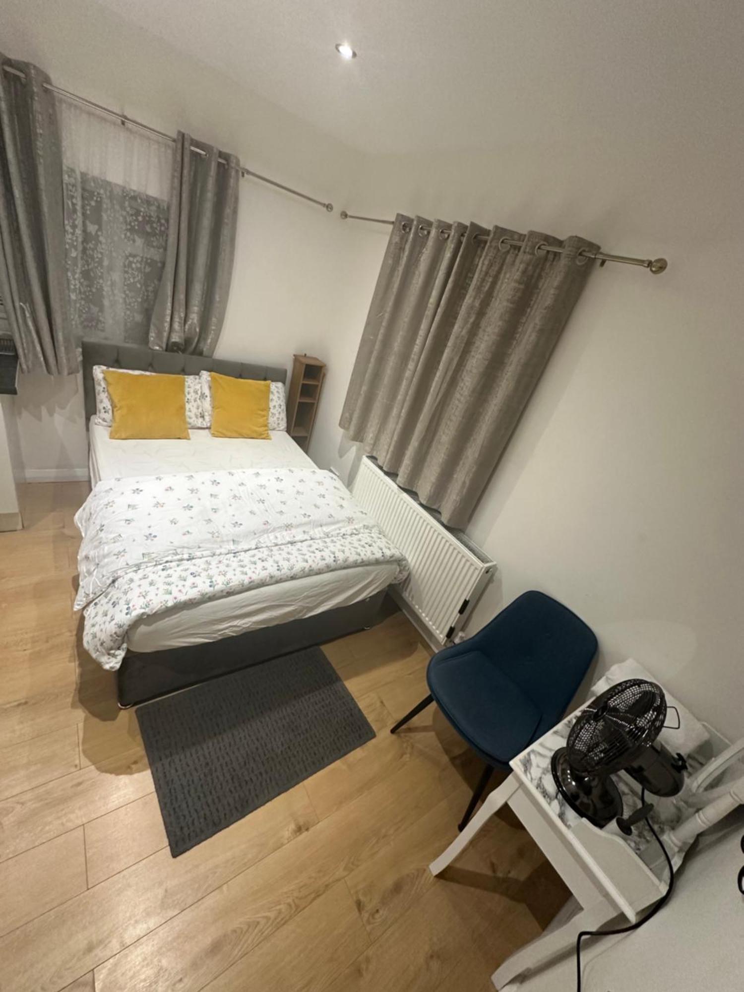 4th Flat With Private Own Bathroom A Luxury Family Setup And Furnished With Double Bed A Double Futon-sofa Bed A Single Futon Bed A Baby Cot And Garden And Free Parking * London