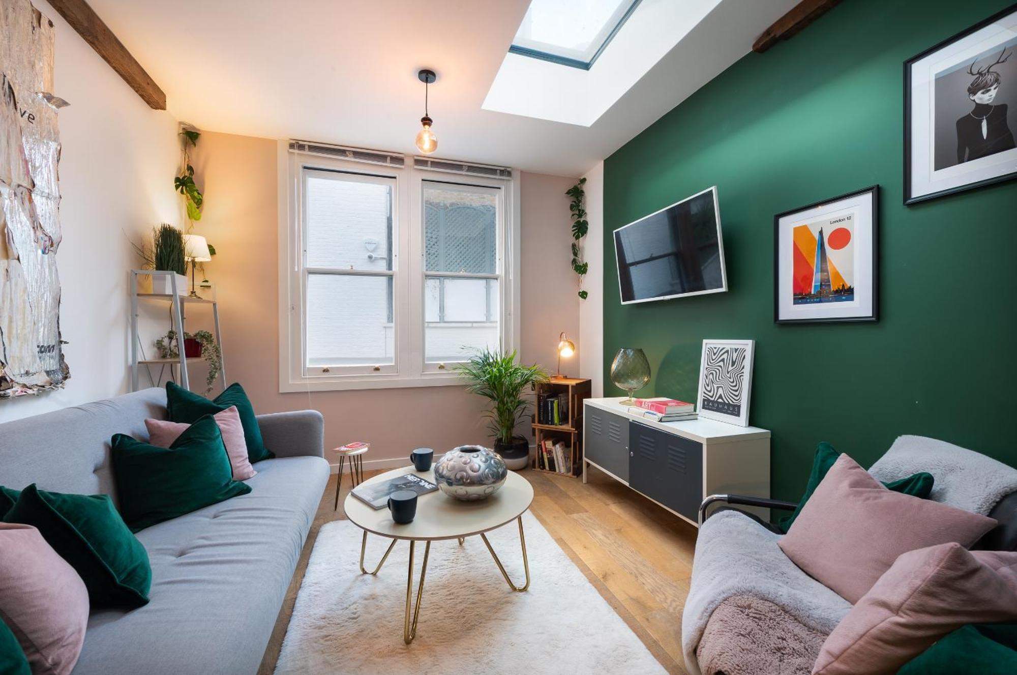 1br Stylish Flat By Hostarahomes, Near Liverpool Street, Prime Location, Sleeps Up To 4 *