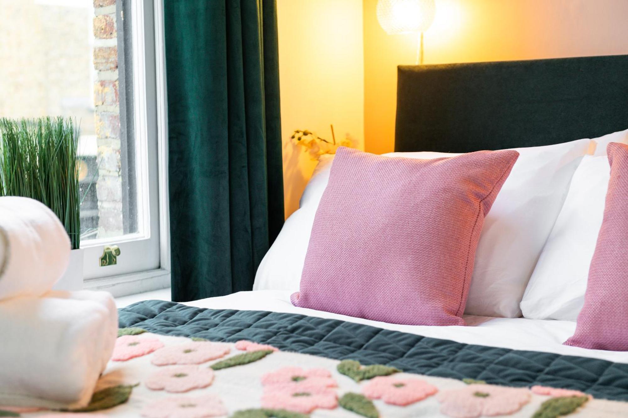 1br Stylish Flat By Hostarahomes, Near Liverpool Street, Prime Location, Sleeps Up To 4 *