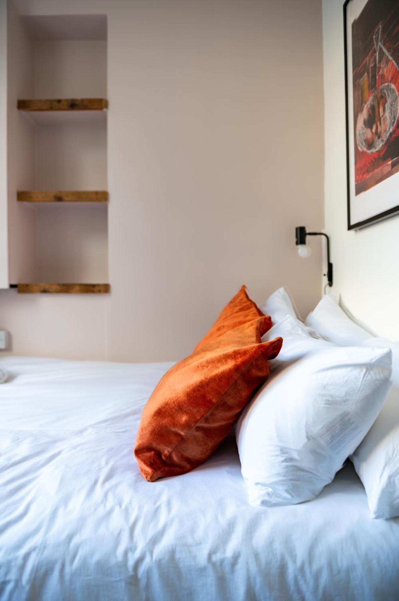 1 Bedroom Chic Flat By Hostarahomes, Sleeps Up To 4, Full Apartment, Location Apartment *