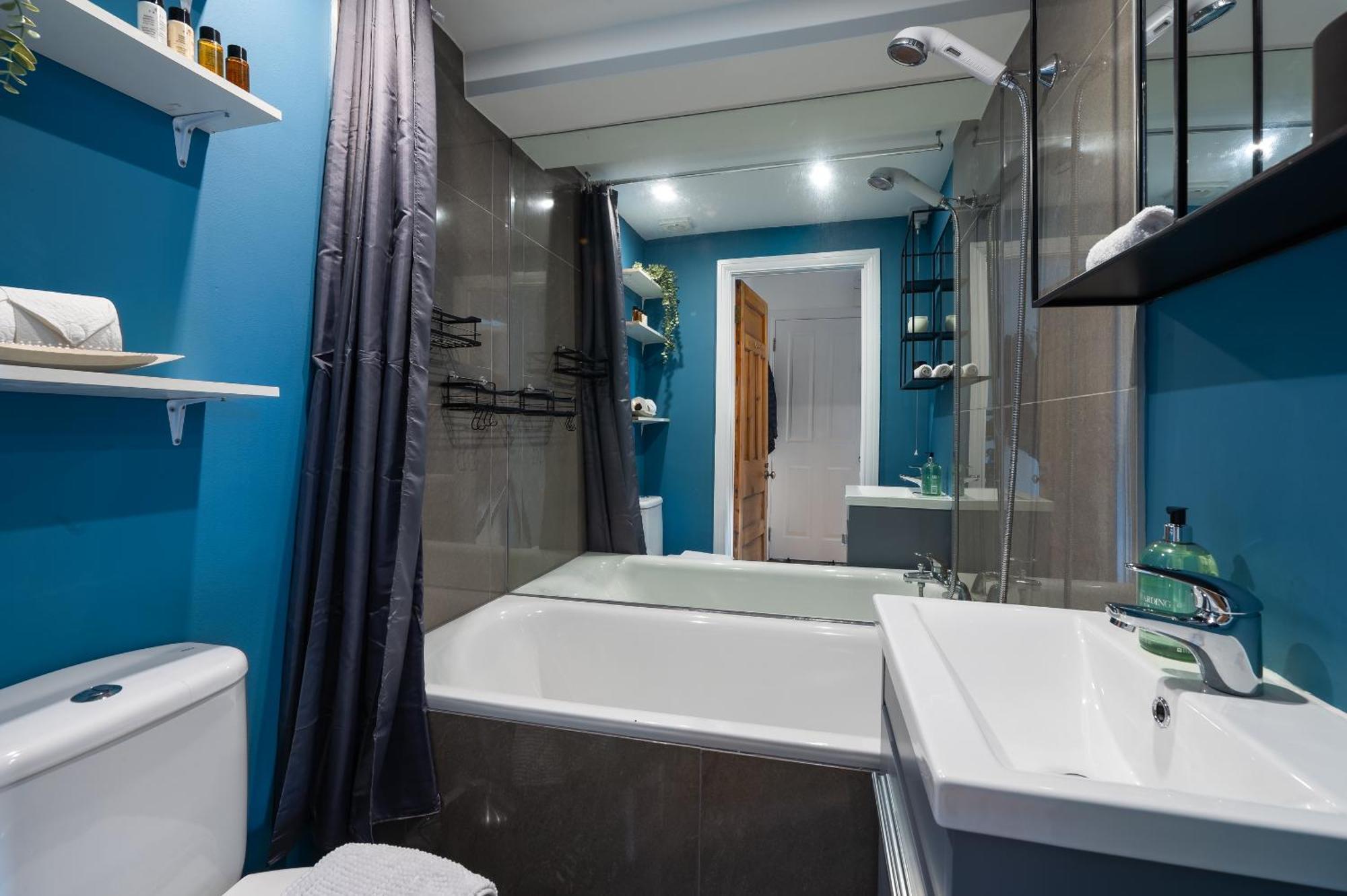 Apartment 1 Bedroom Chic Flat By Hostarahomes, Sleeps Up To 4, Full Apartment, Location *