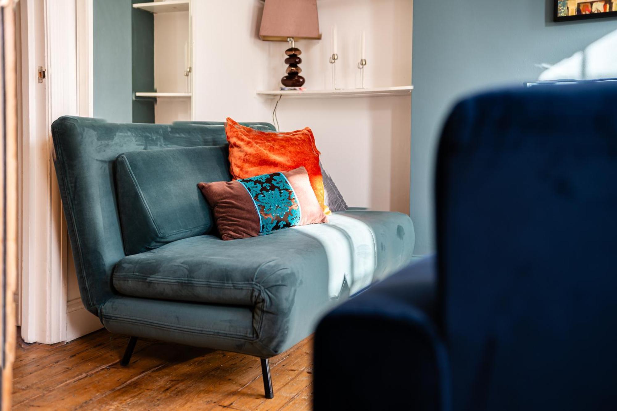 1 Bedroom Chic Flat By Hostarahomes, Sleeps Up To 4, Full Apartment, Location *