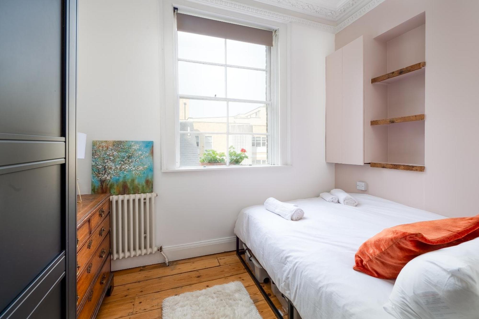 1 Bedroom Chic Flat By Hostarahomes, Sleeps Up To 4, Full Apartment, Location *