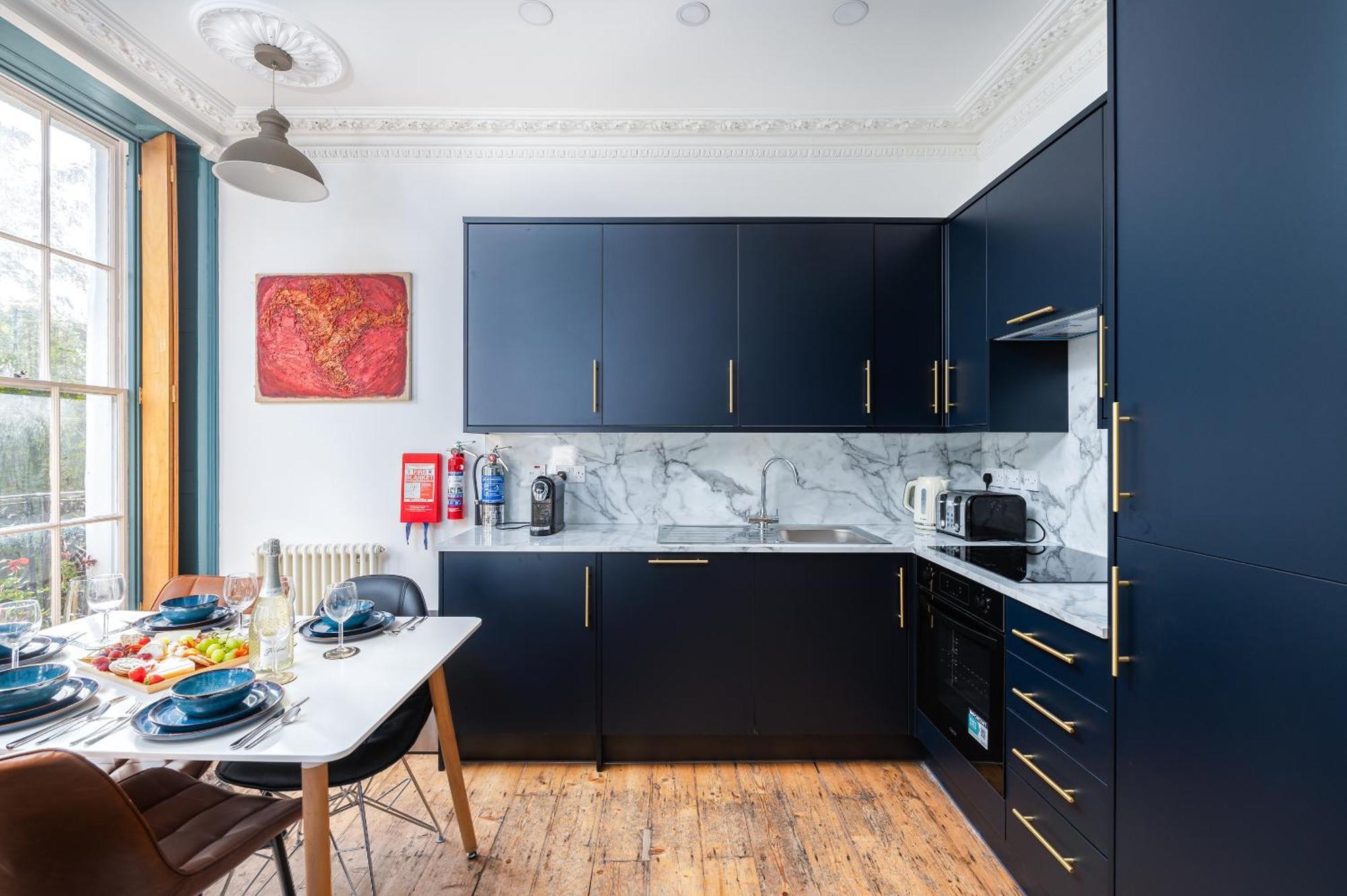 1 Bedroom Chic Flat By Hostarahomes, Sleeps Up To 4, Full Apartment, Location London