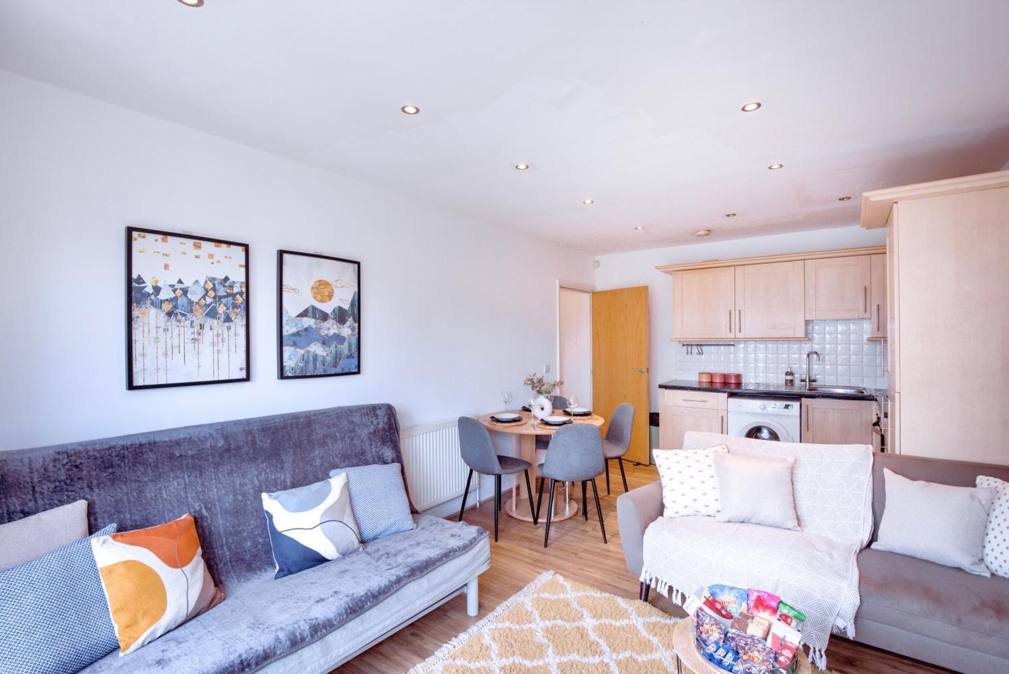 Stratford Gem- Stylist Spacious *