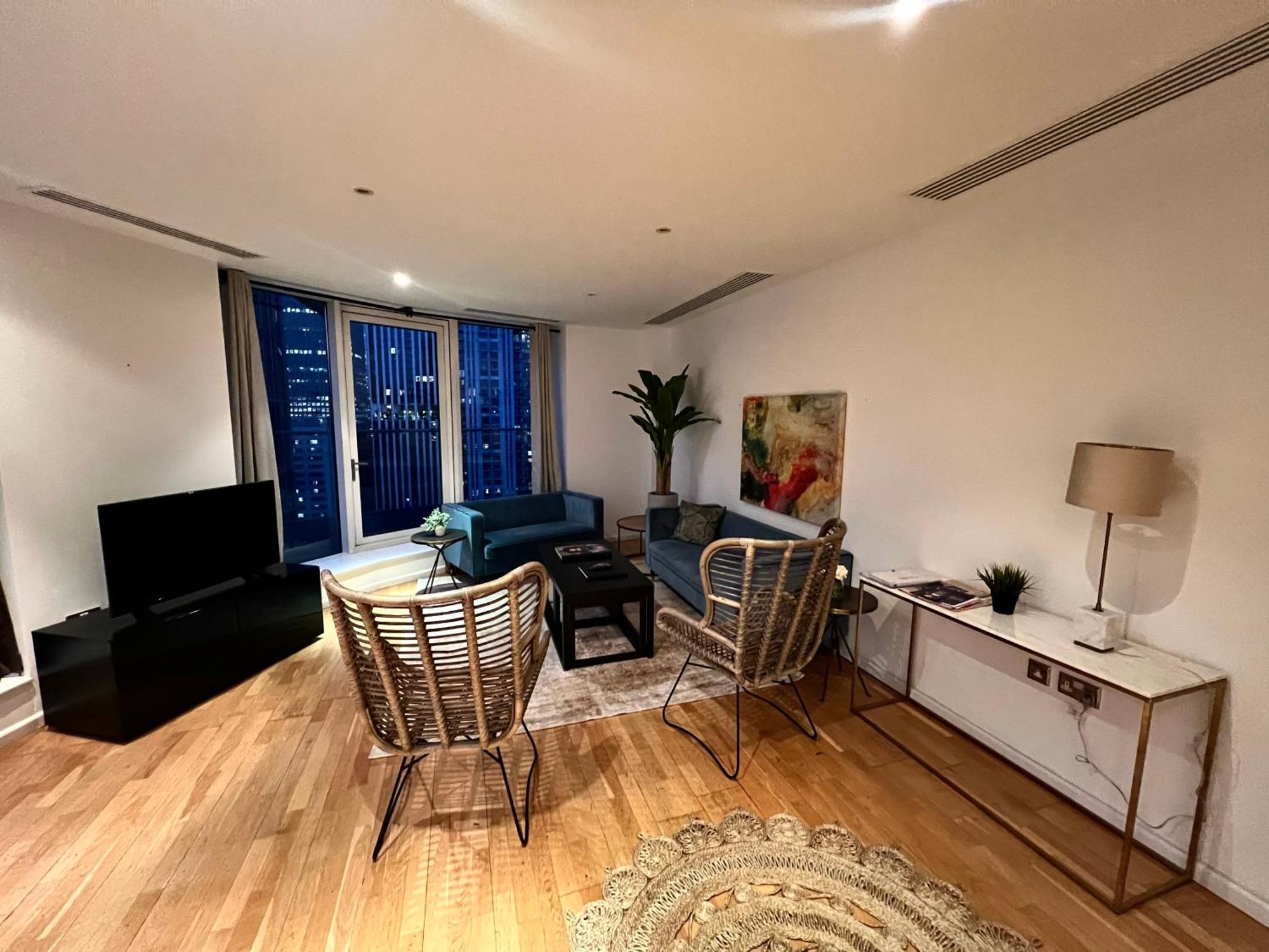 Panoramic View In Canary Wharf Penthouse Apartment