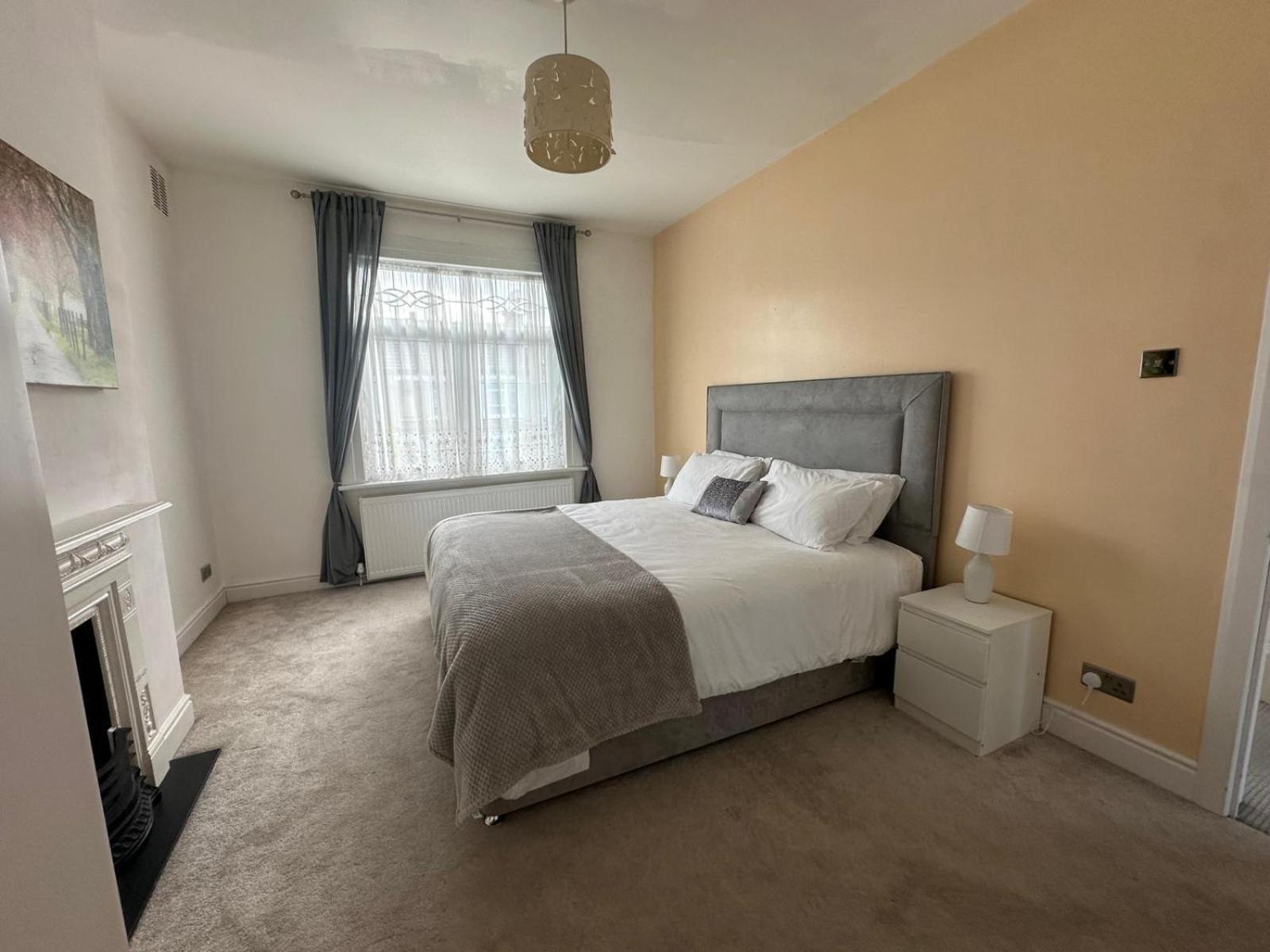 Luxurious Living 4 Bedroom Holiday home