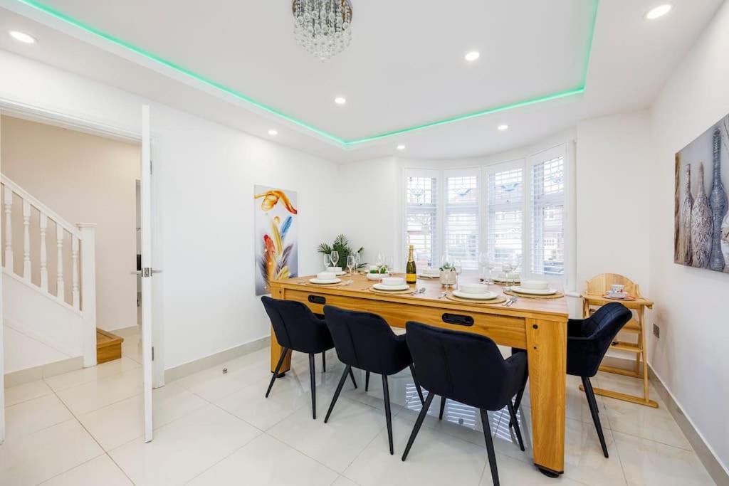 5 Bedroom Home, London, Games , Pool Table , Air Hockey Weekly & Monthly Offers With Free Parking * London