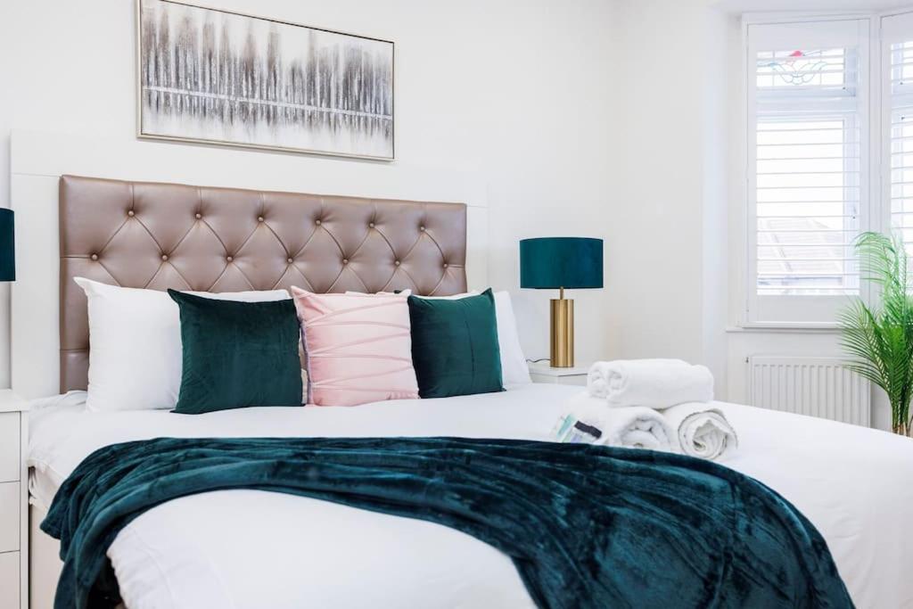 5 Bedroom Home, London, Games , Pool Table , Air Hockey Weekly & Monthly Offers With Free Parking Apartment