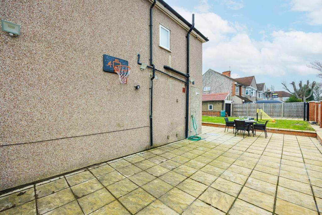 5 Bedroom Home, London, Games , Pool Table , Air Hockey Weekly & Monthly Offers With Free Parking *
