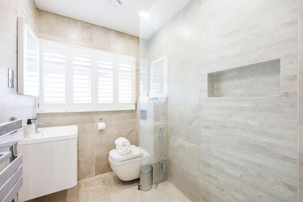 5 Bedroom Home, London, Games , Pool Table , Air Hockey Weekly & Monthly Offers With Free Parking