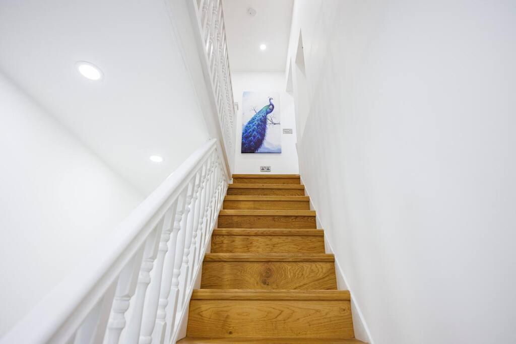5 Bedroom Home, London, Games , Pool Table , Air Hockey Weekly & Monthly Offers With Free Parking Apartment London