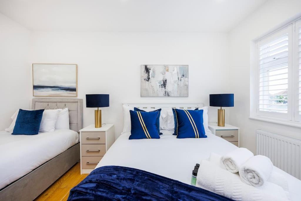 5 Bedroom Home, London, Games , Pool Table , Air Hockey Weekly & Monthly Offers With Free Parking Apartment