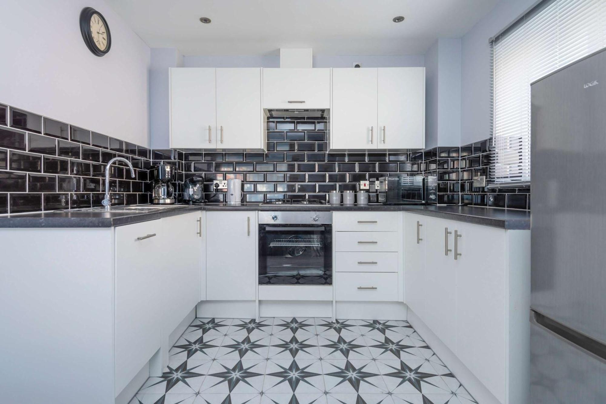 Stylish Elegant New Flat 5 Min From Elizabeth Line Apartment London