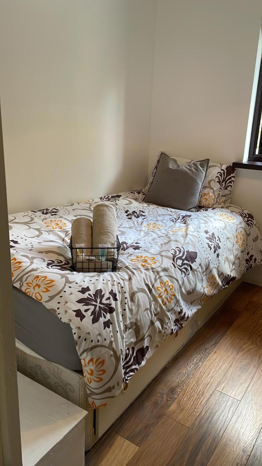 Single Refurbished Bedroom Guest house *