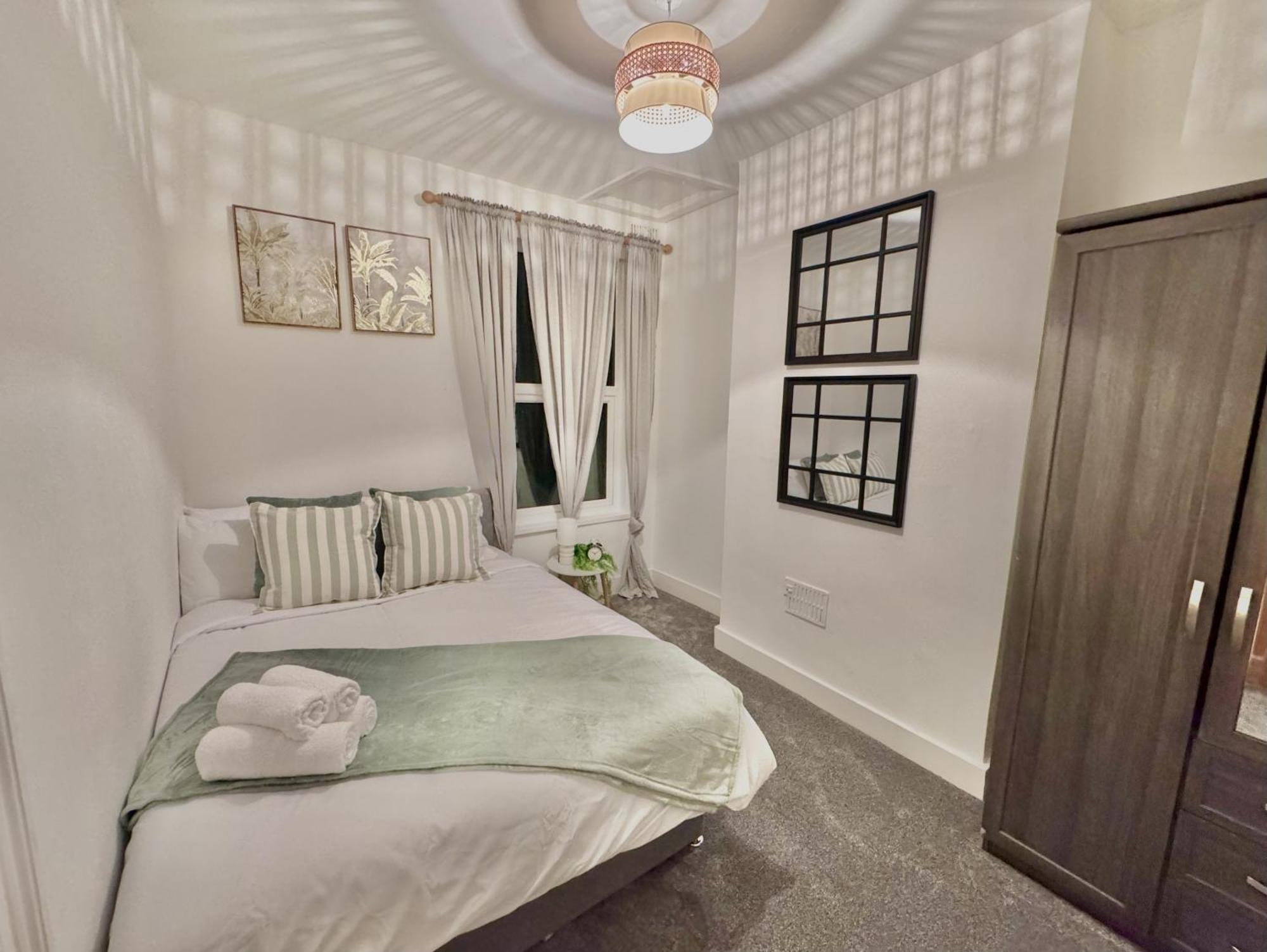 Spacious 3 Bedroom House Near London, O2, Excel, Stratford, Tube Station & Parking Available Casa de férias *
