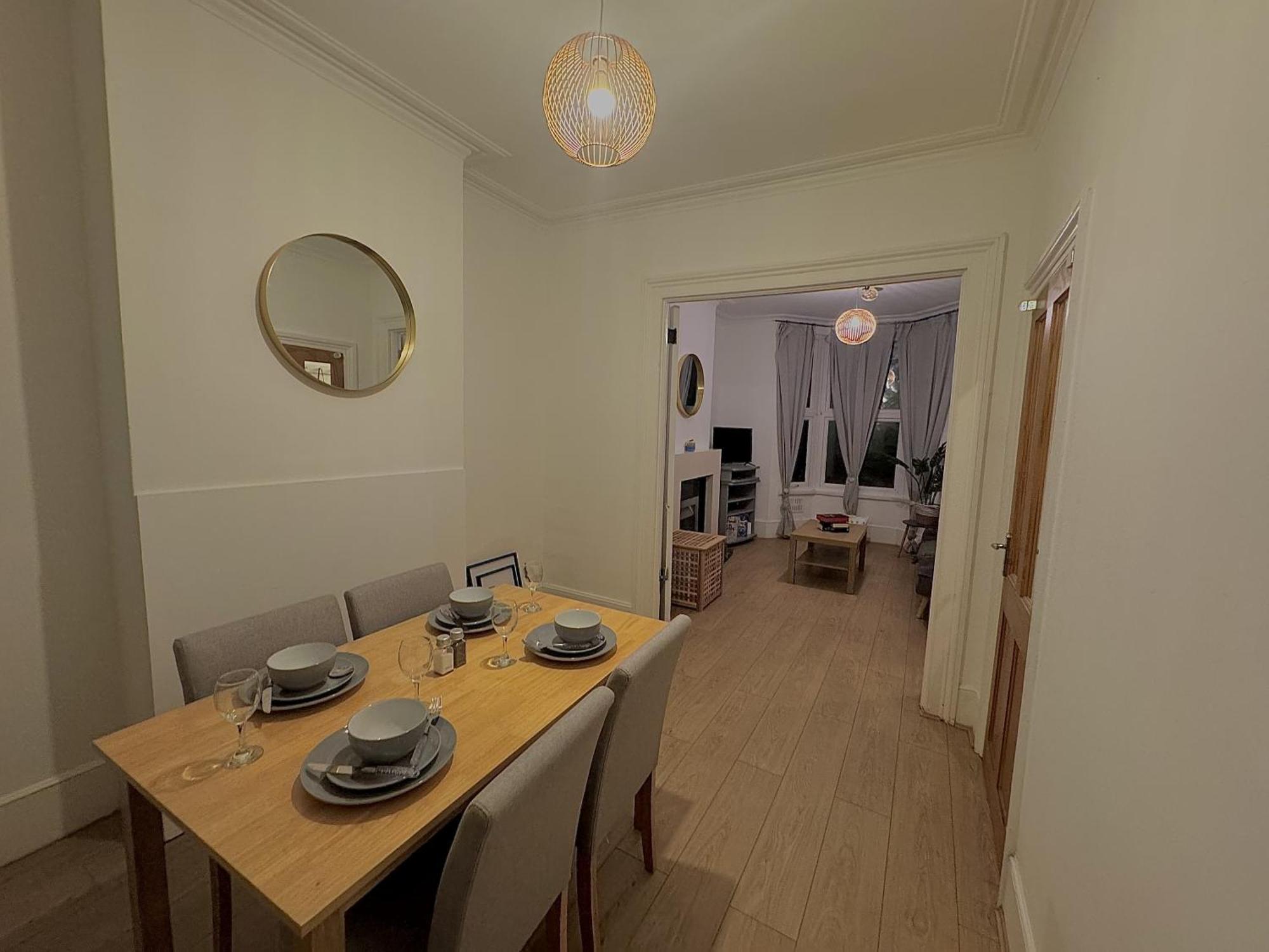 Spacious 3 Bedroom House Near London, O2, Excel, Stratford, Tube Station & Parking Available Casa de férias *