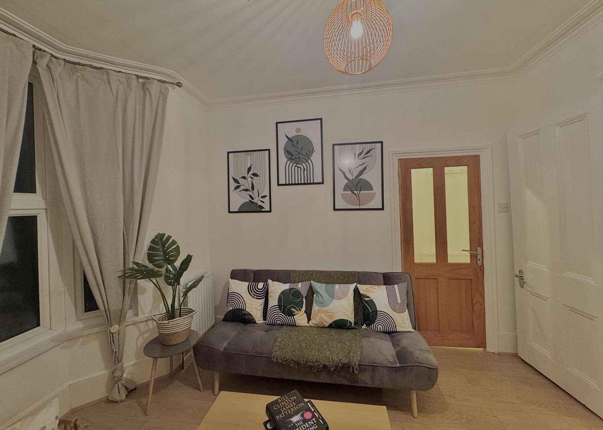 Casa de férias Spacious 3 Bedroom House Near London, O2, Excel, Stratford, Tube Station & Parking Available *