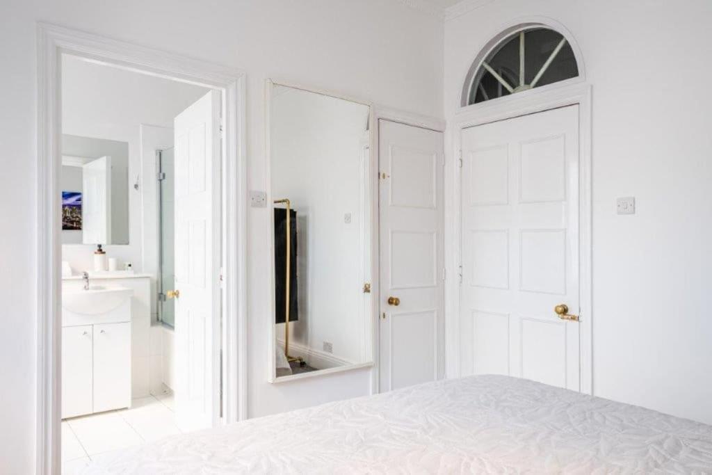 Liverpool Street Apartment *