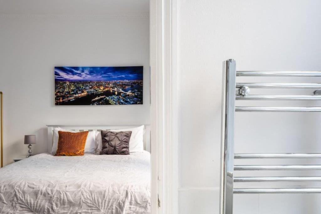 Liverpool Street Apartment *