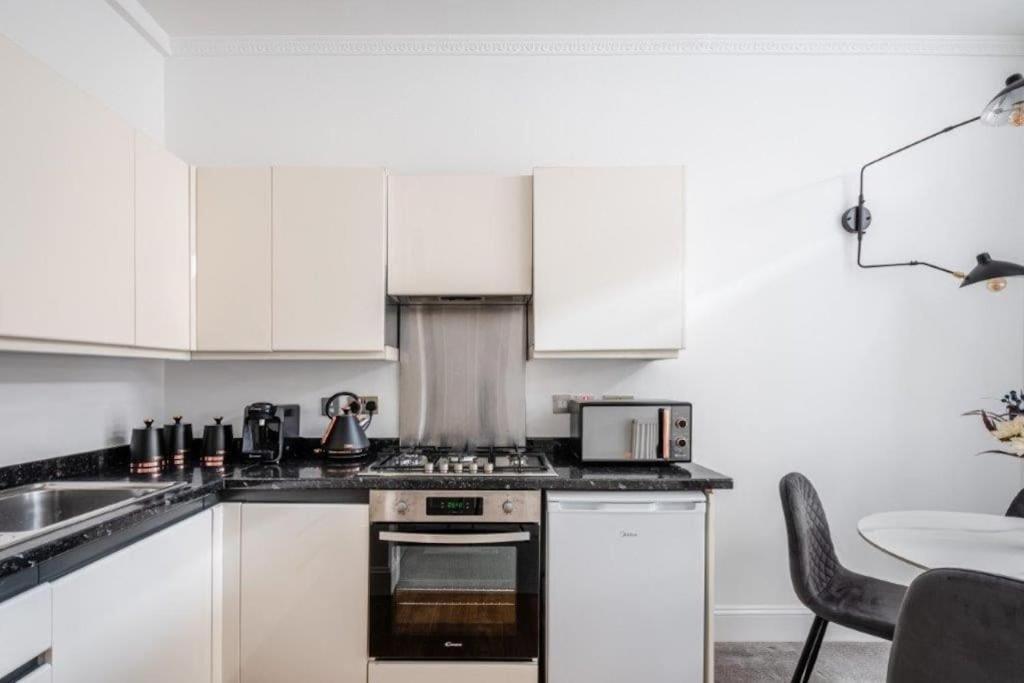 Liverpool Street Apartment *