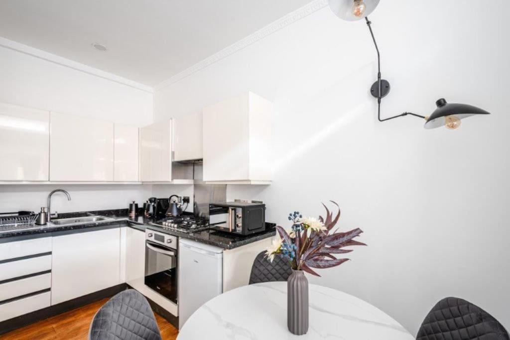 Liverpool Street Apartment *