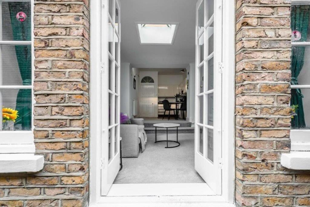 Liverpool Street Apartment *