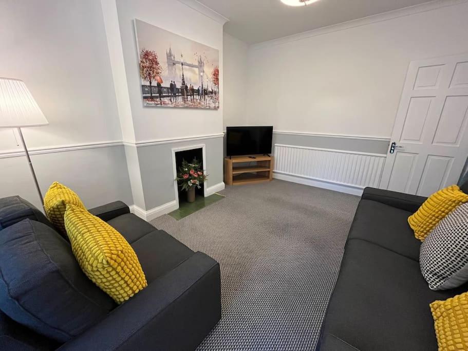 Cosy & Comfortable 3 Bed House, Office & Driveway Holiday home *