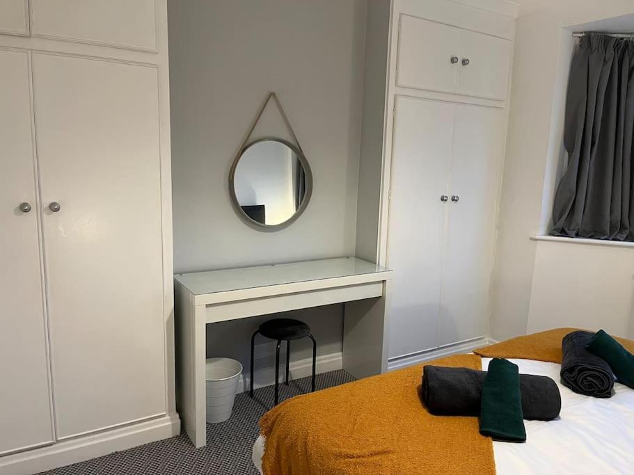 Holiday home Cosy & Comfortable 3 Bed House, Office & Driveway London