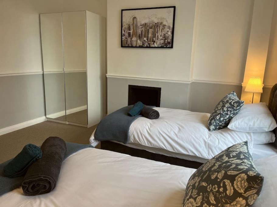 Cosy & Comfortable 3 Bed House, Office & Driveway London