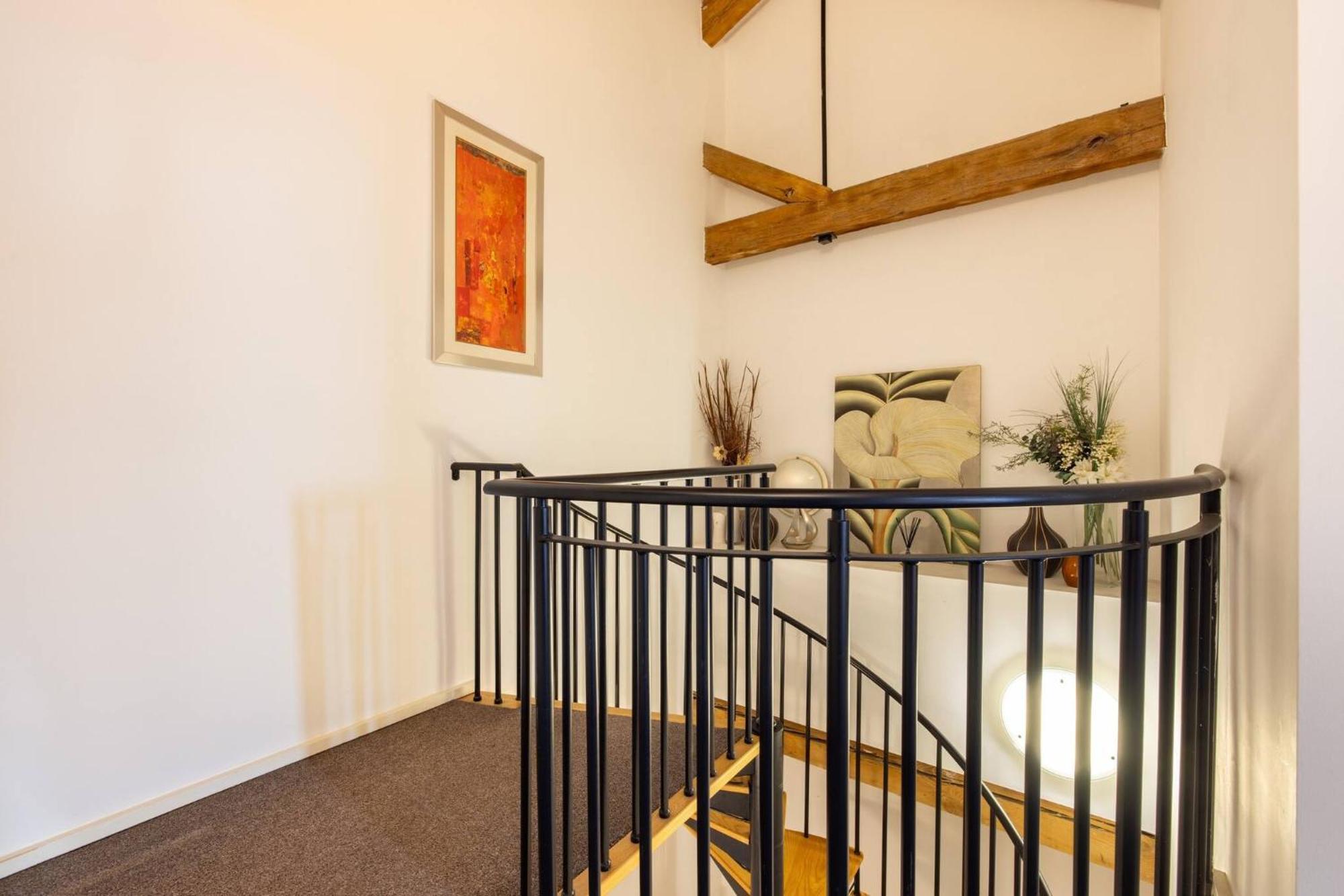Wild Roses Serviced - Excel Warehouse 2 Apartment