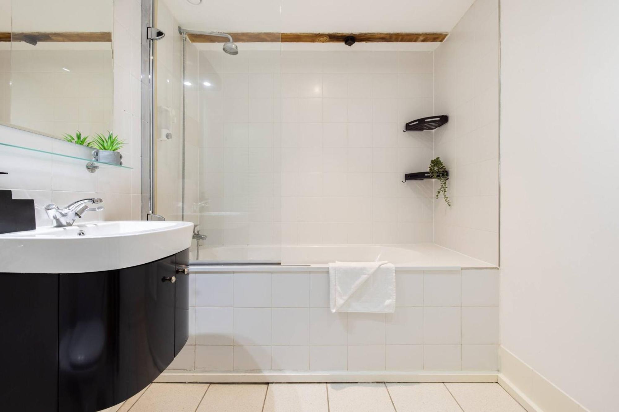 Apartment Wild Roses Serviced - Excel Warehouse 2