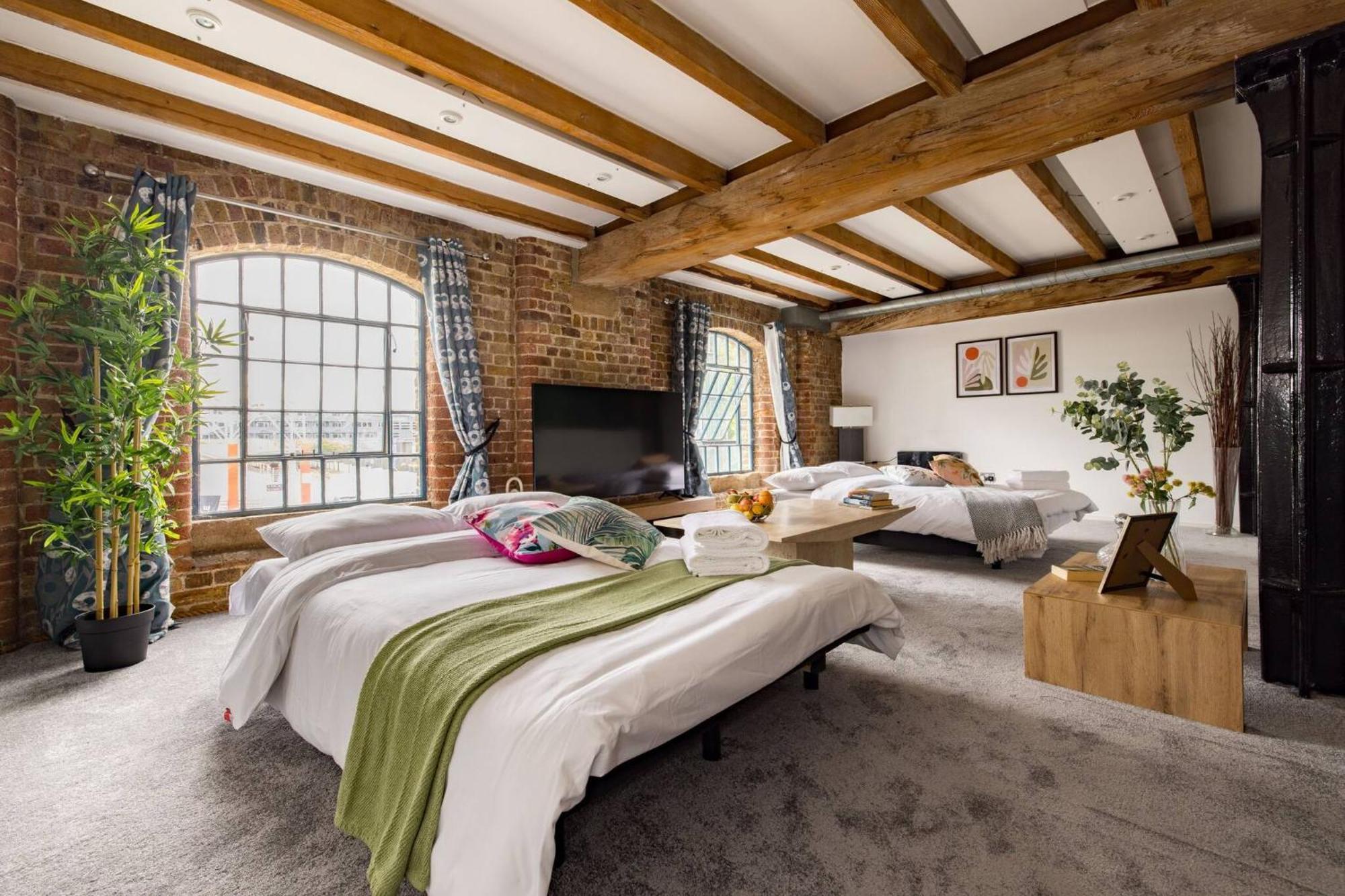 Wild Roses Serviced - Excel Warehouse 2 Apartment