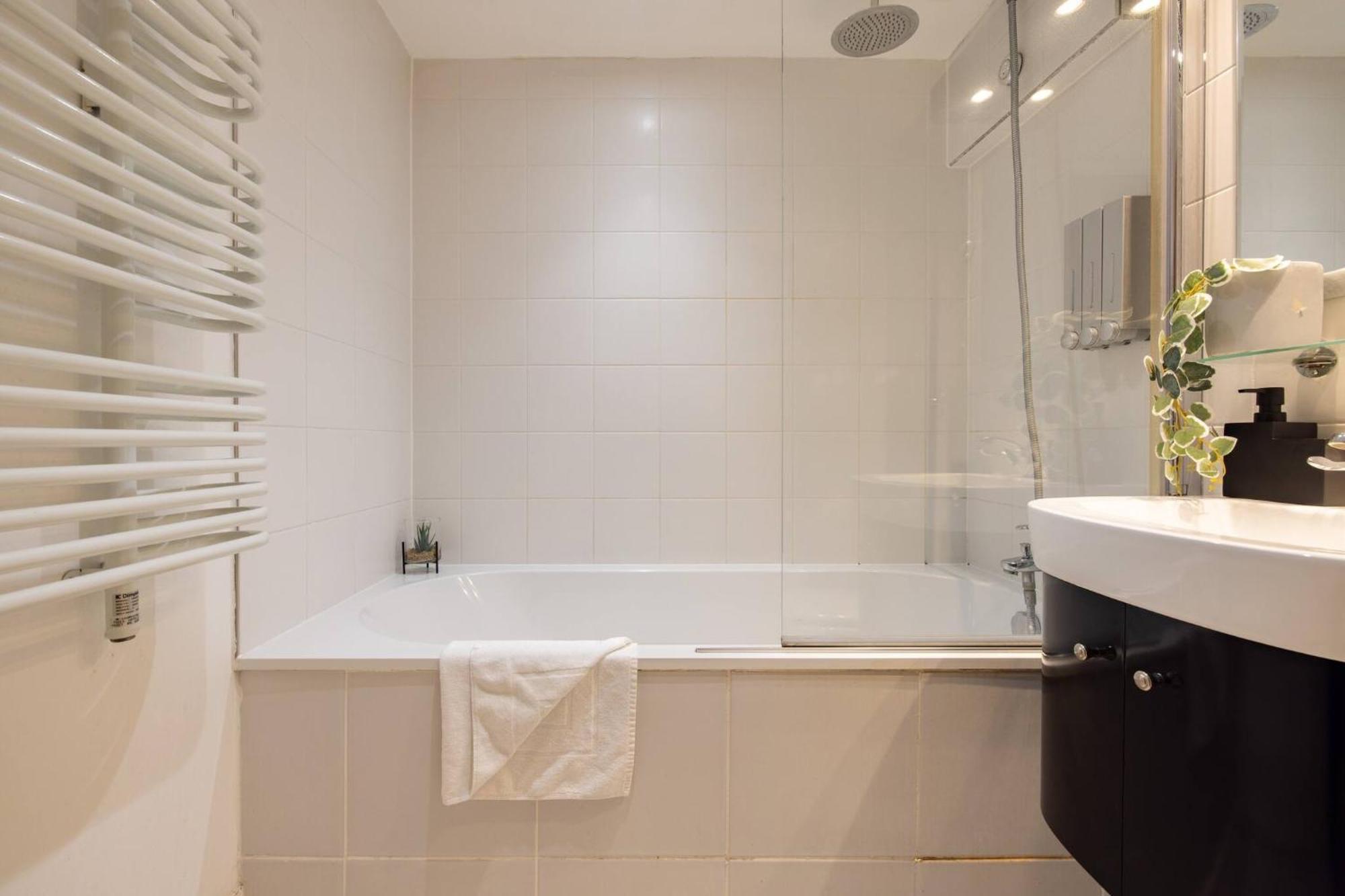 Wild Roses Serviced - Excel Warehouse 2 Apartment London