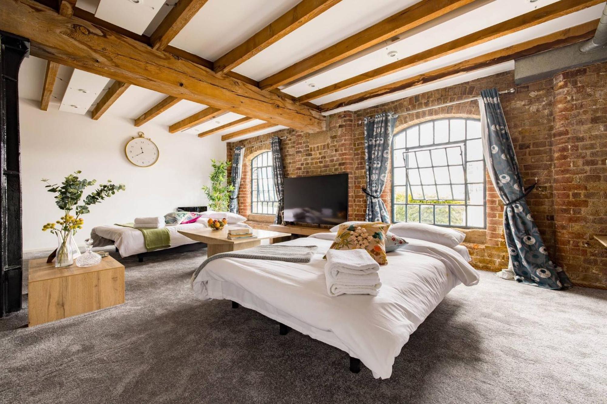 Wild Roses Serviced - Excel Warehouse 2 * London