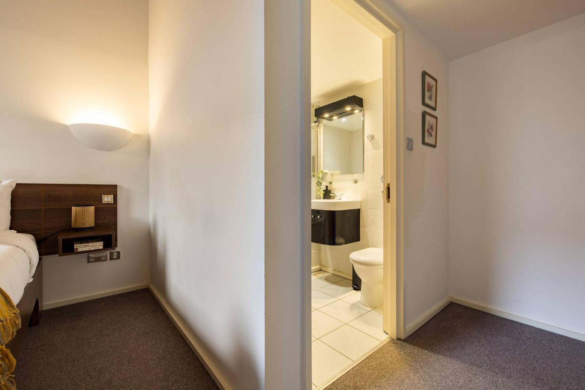 Wild Roses Serviced - Excel Warehouse 2 Apartment London