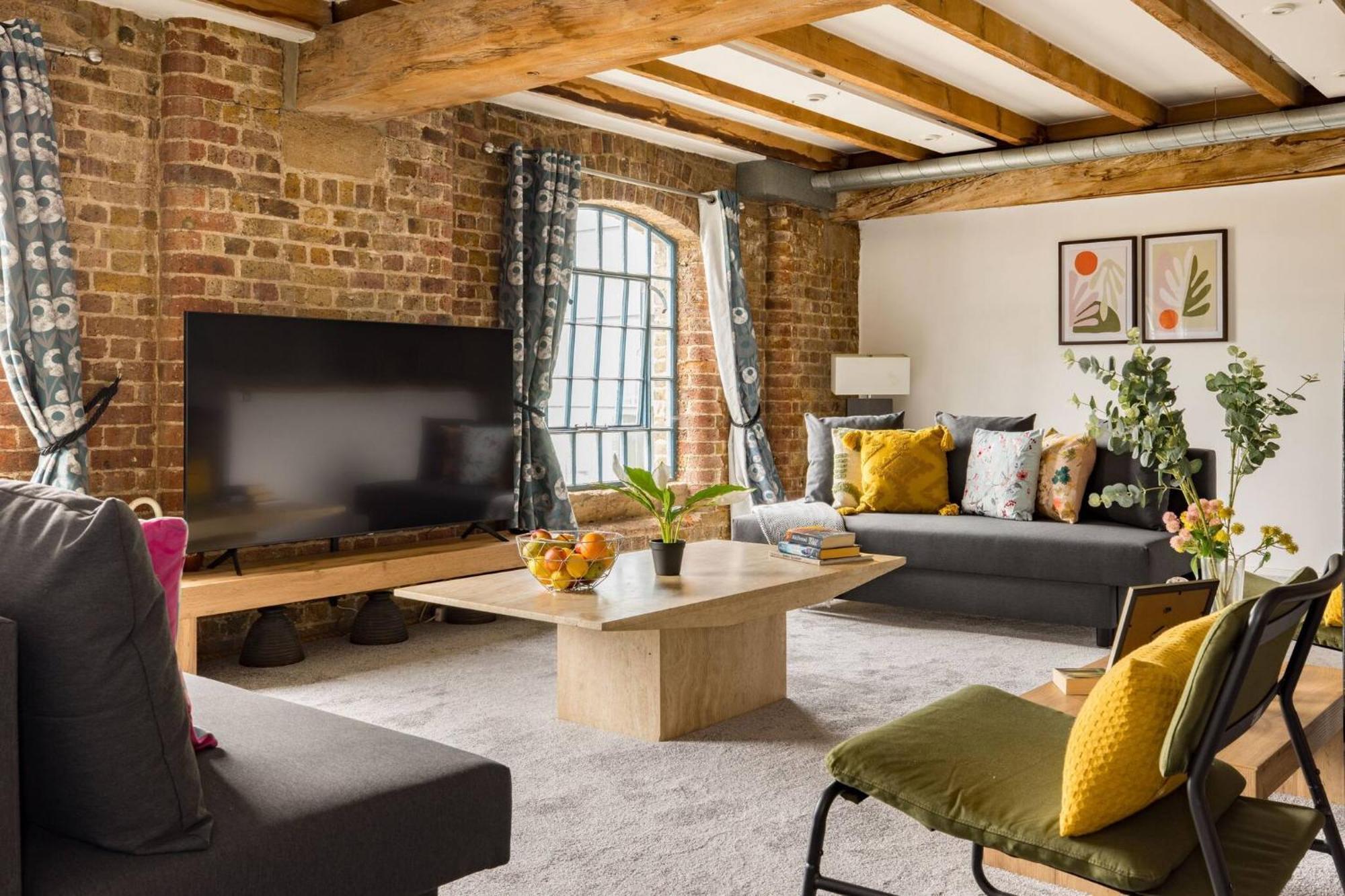 Wild Roses Serviced - Excel Warehouse 2 Apartment London