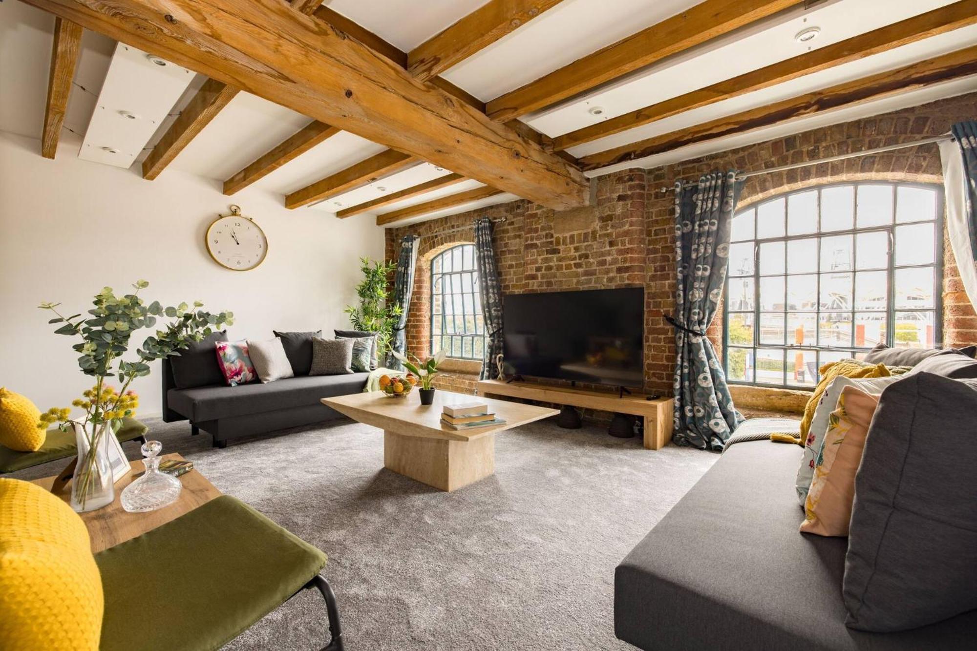 Wild Roses Serviced - Excel Warehouse 2 Apartment London
