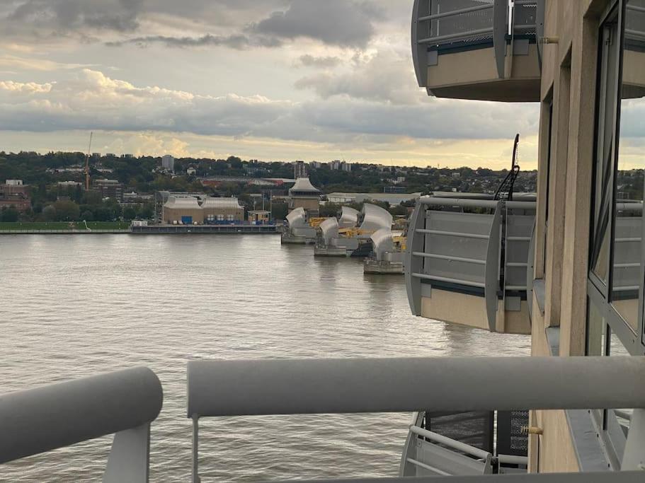 2 Bedroom Royal Docks Riverside *