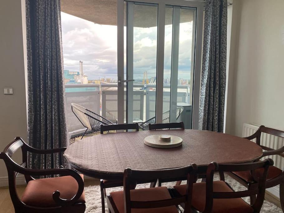 2 Bedroom Royal Docks Riverside London
